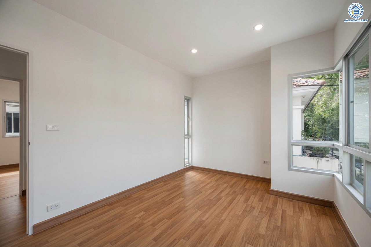 บ้านมือสองตกแต่งใหม่ โครงการ ไลฟ์บางกอกบูเลอวาร์ด ปิ่นเกล้า-เพชรเกษม เนื้อที่กว้างกว่า 52.5 ตร.ว ฟังก์ชัน 3 ห้องนอน 3 ห้องน้ำ 2 ที่จอดรถ บนทำเลติดถนนพุทธมณฑลสาย4 ตอบโจทย์กับทุกครอบครัว ใกล้แหล่งช้อปปิ้ง "เซ็นทรัล ศาลายา" รถไฟฟ้าสายสีน้ำเงิน "สถานีหลักสอง" และจุดขึ้นทางด่วน "ศรีรัช"...